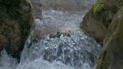 El-Flujo-De-Agua-Del-Río-Se-Cierra-A-Cámara-Lenta