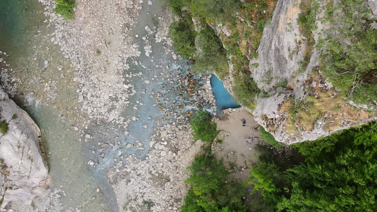 manantiales de aguas termales de benja, disparo de drone ojo de pájaro con efecto vértigo