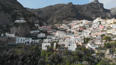 casas coloridas en las montañas de la costa de amalfi