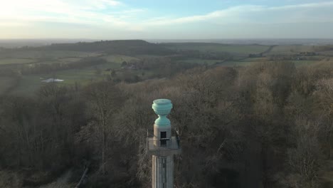 Luftaufnahme-Des-Bridgewater-Denkmals,-Das-Sich-über-Dem-Waldgebiet-Des-National-Trust-Ashridge-Estate-Erhebt