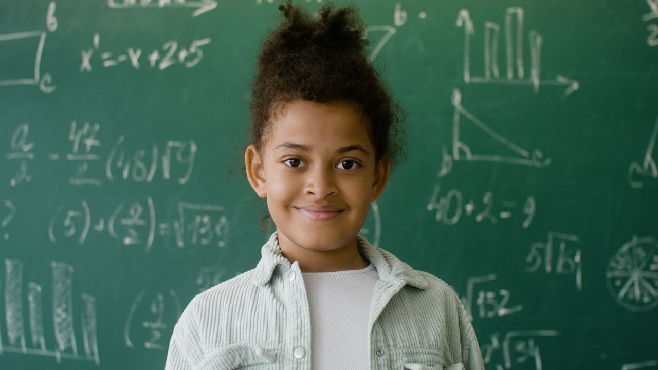 niña mirando a la cámara.