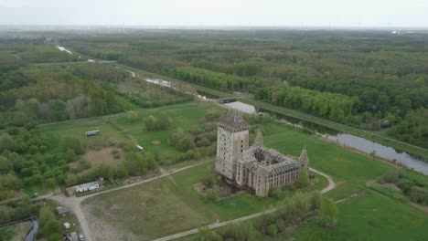 Vista-Aérea-De-Drones-Del-Paisaje-Cerca-De-La-Ruina-Moderna-Del-Castillo-De-Almere,-Flevoland-Los-Países-Bajos