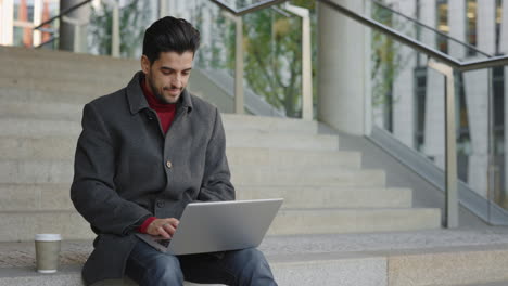 hombre trabajando en una laptop al aire libre