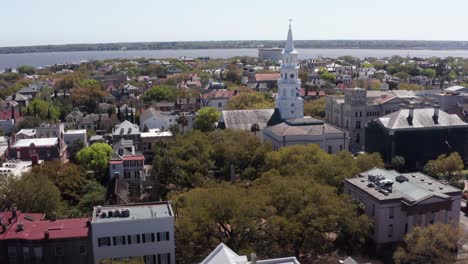 Toma-Aérea-Descendente-Y-Panorámica-De-Washington-Square-En-El-Histórico-Barrio-Francés-De-Charleston,-Carolina-Del-Sur