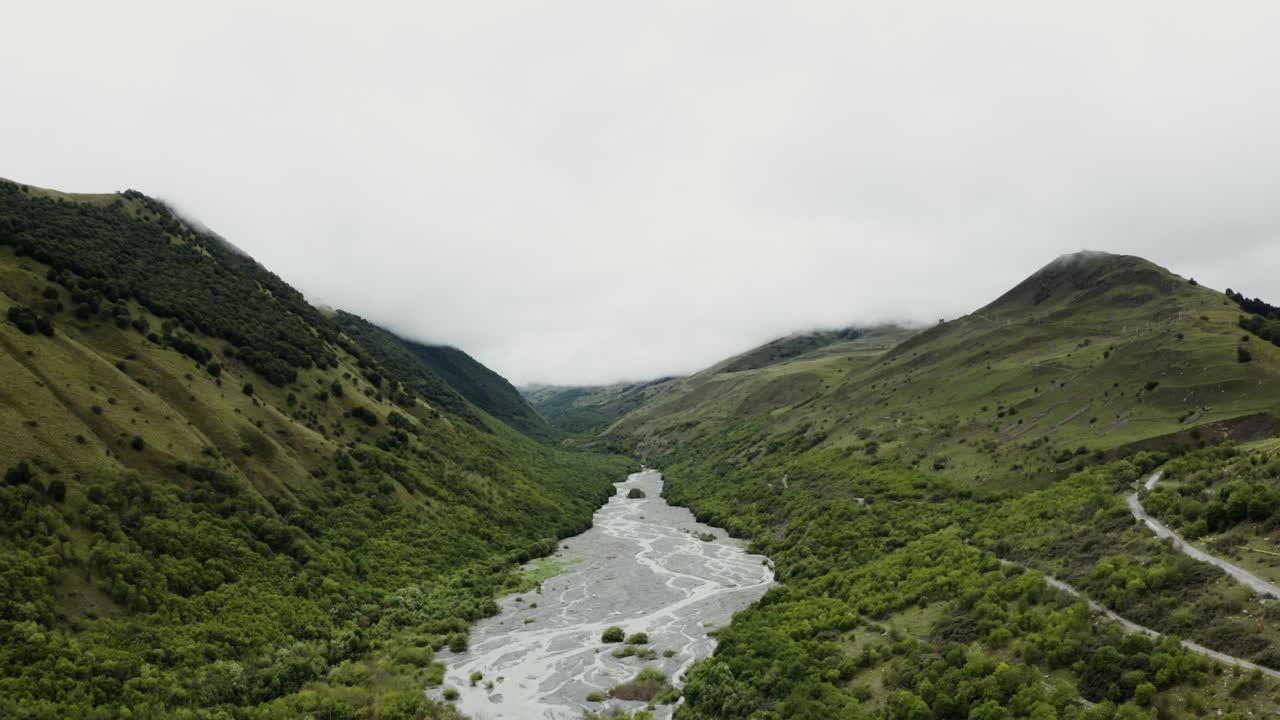 Lembah Gunung dengan Sungai dan Kabut