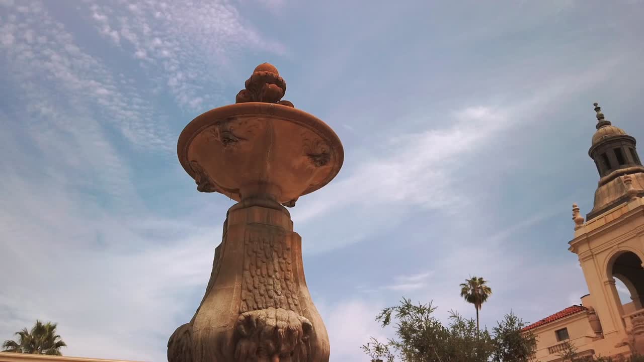 toma de perfil bajo, de la fuente de agua del ayuntamiento, en el patio, en un día soleado, ubicado en pasadena, california.
