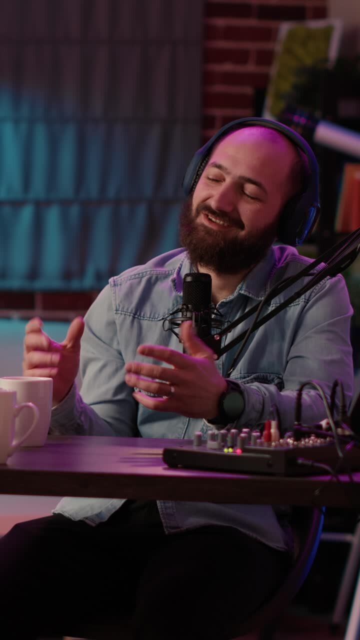 Uomo che registra podcast in studio