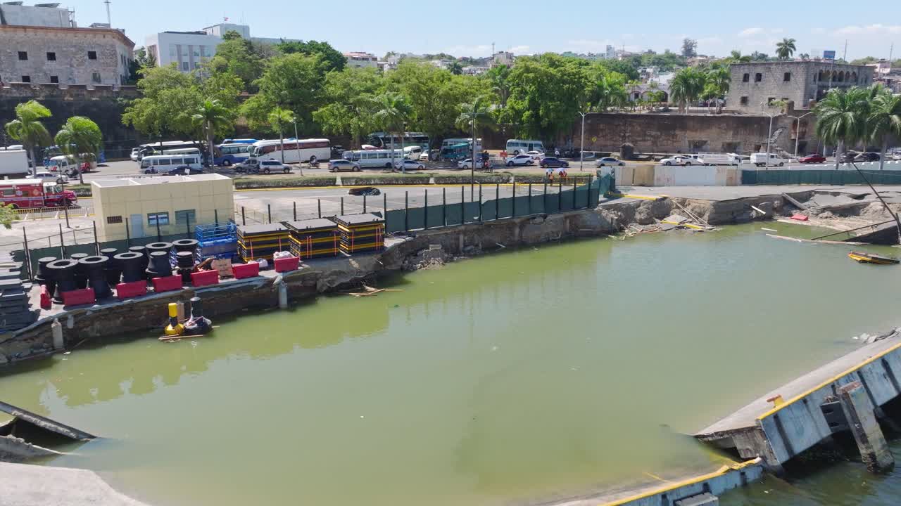 도미니카 공화국 산토 도미네코 에 있는 강철 의 거대한 짐 으로 인해 발생 한 푸에르토 돈 디에고 의 싱크홀