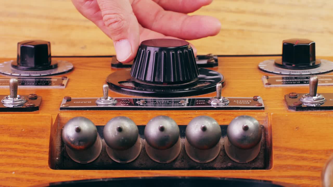 Old Retro AM FM Radio with tubes, Hand Changing stations , bulb vintage music player.