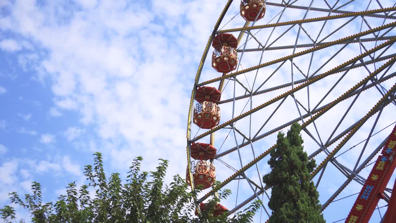 시티 파크에 있는 빨간 페리스.