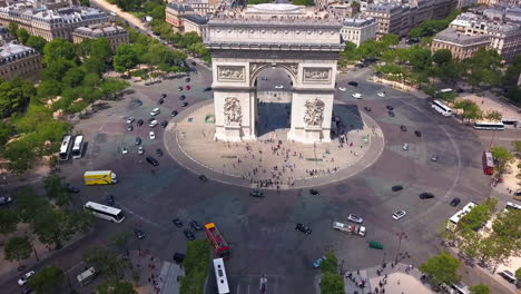 Atemberaubende-Luftaufnahme,-Die-Den-Arc-De-Triomphe-Und-Die-Skyline-Von-Paris-Zeigt