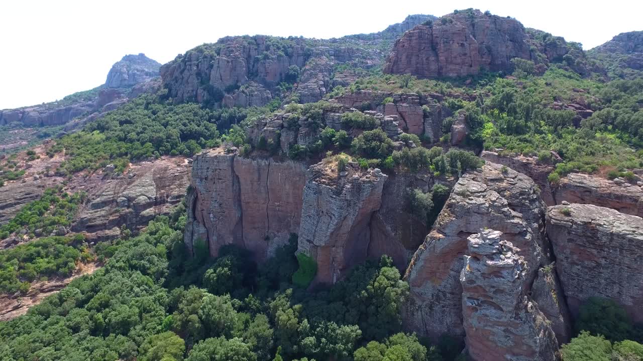 vista aérea del paisaje de la montaña y el cañón de cannes en la soleada mañana de verano