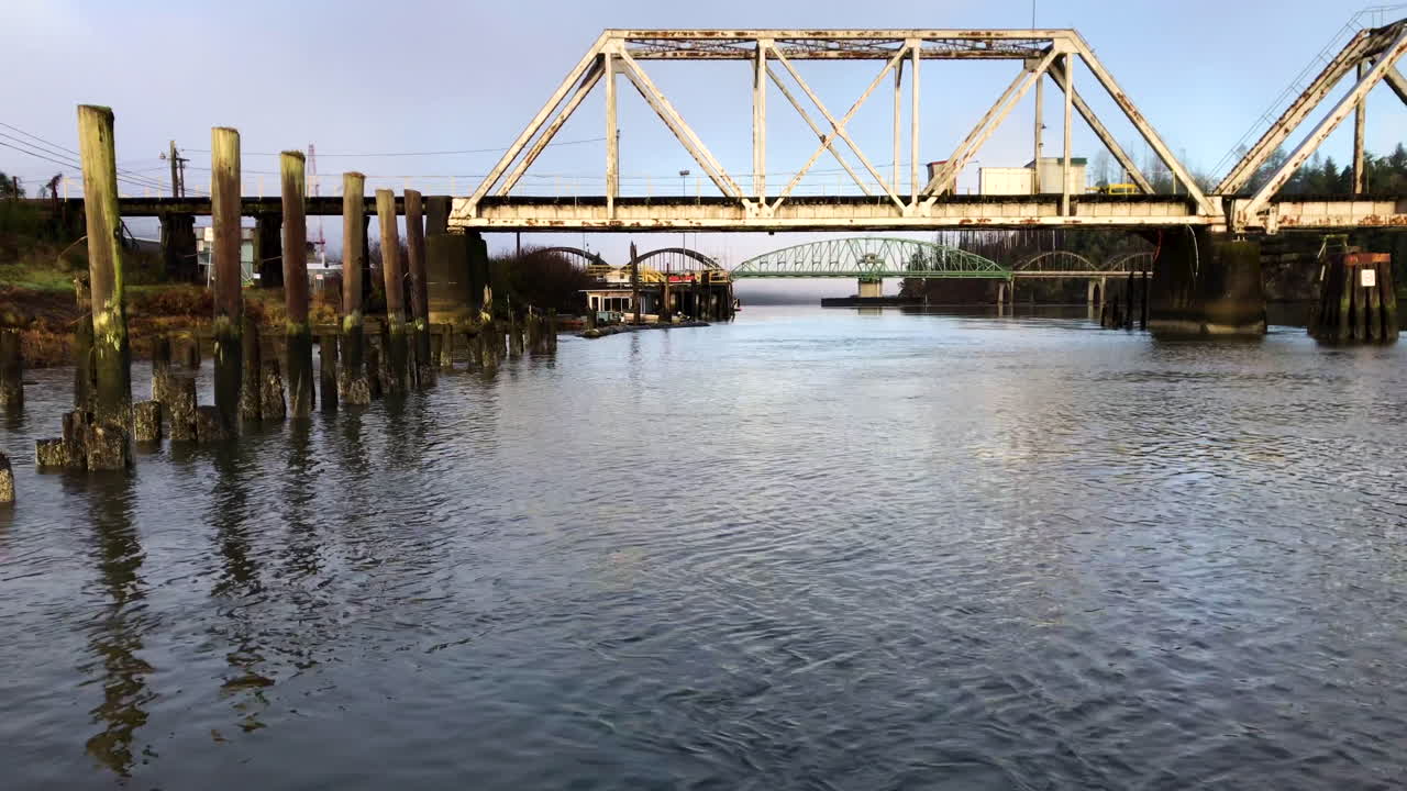 reedsport oregon 근처의 umpqua 강만을 가로지르는 대형 강철 피봇 철교