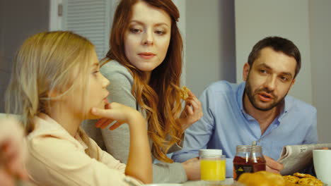 Glückliche-Familie-Mit-Marmelade,-Keksen,-Saft-Und-Brei-Zum-Frühstück