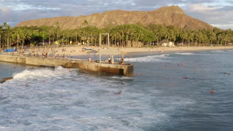 Puesta-De-Sol-En-Waikiki-Hawaii,-Vista-Panorámica-De-Las-Olas,-La-Ciudad-Y-Más-Allá