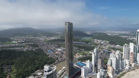 Vídeo-Aéreo-De-La-Playa-Balneario-Camboriu,-En-La-Costa-Del-Estado-De-Santa-Catarina,-En-El-Sur-De-Brasil.