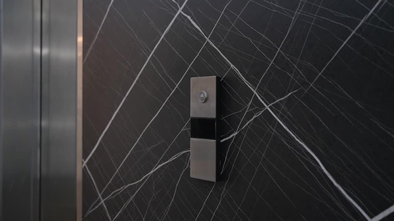 botón de llamada de ascensor moderno en la pared de mármol