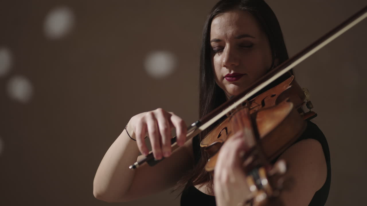 Mujer tocando el violin