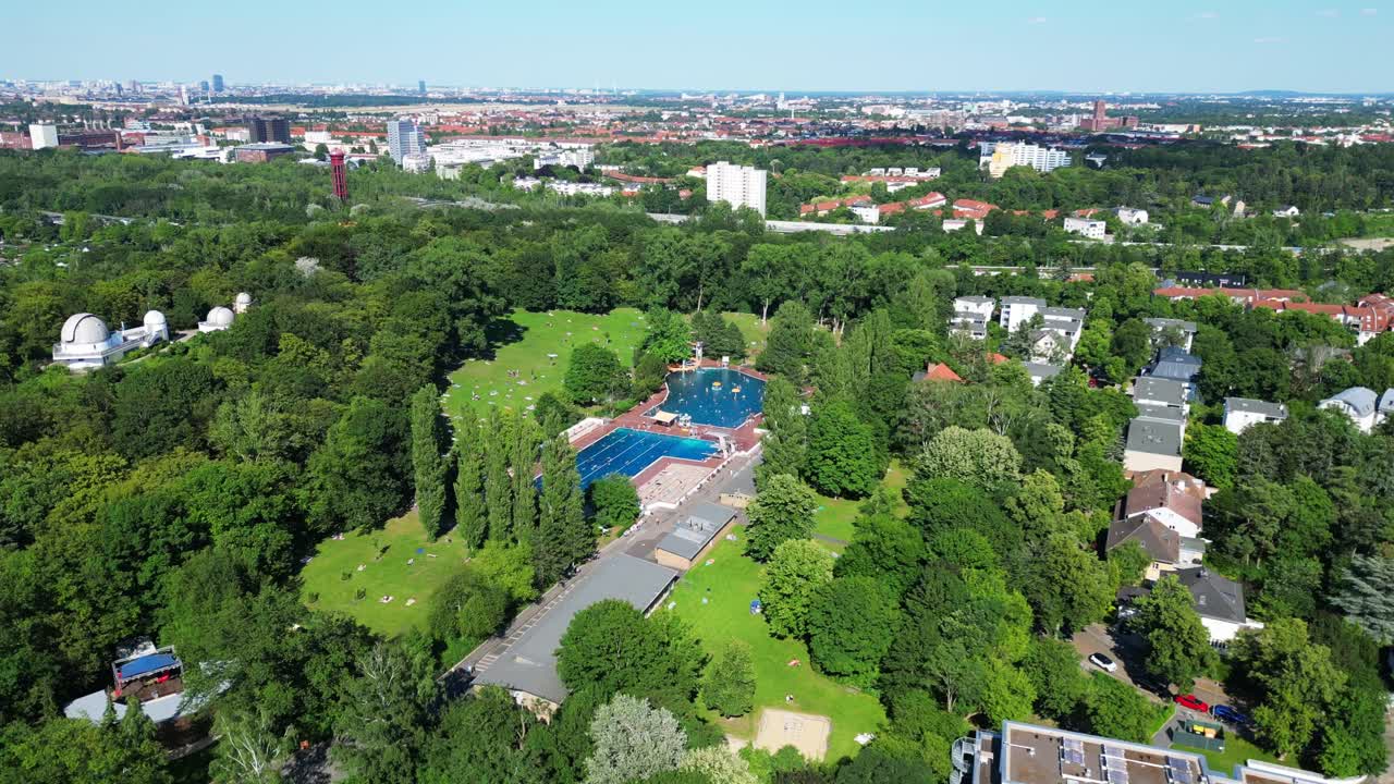 agradable vista aérea de arriba vuelo piscina pública insular, ciudad de berlín alemania día de verano 2023