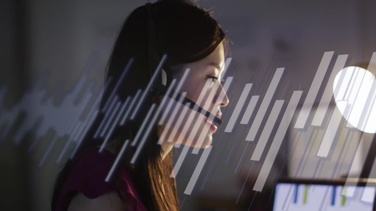 animación del procesamiento de datos financieros sobre una mujer de negocios asiática que trabaja en la oficina