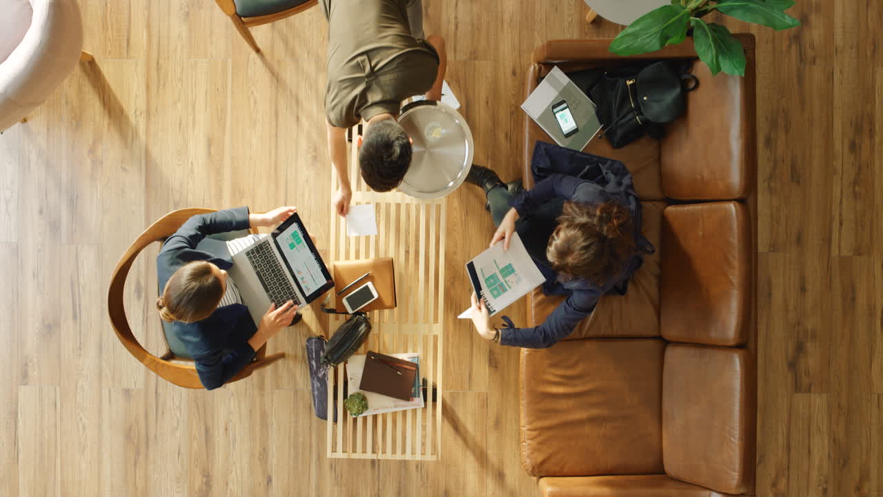 trabalho em equipa, documentos sobre restaurantes e tecnologia