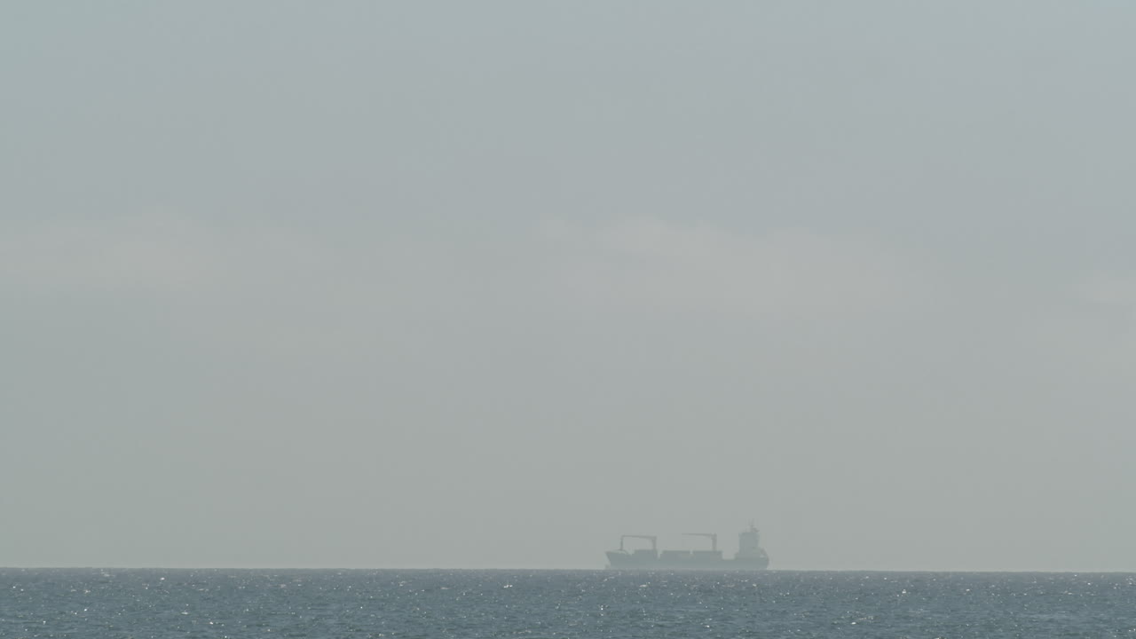 조용하고 반이는 바다에서 항해하는 화물선