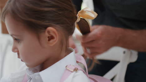 Padre-Preparando-A-Su-Hija-Para-La-Escuela-Papá-Ayudando-A-La-Niña-A-Ponerse-La-Mochila-4k