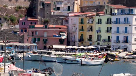 barcos atracados cerca de edificios vibrantes en sorrento