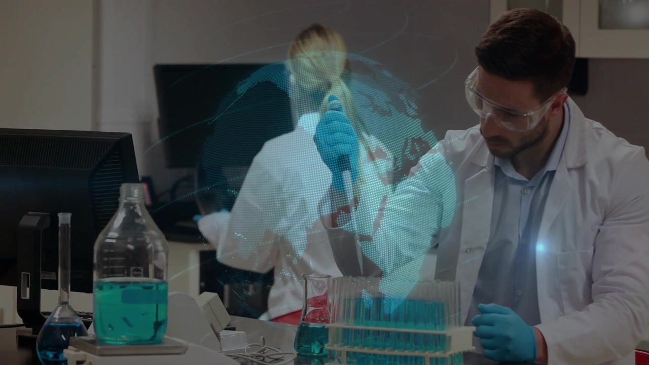 Scienziato maschio che usa una pipetta in un laboratorio di ricerca dopo un prompt del PC, globo di dati che evidenzia i campioni.