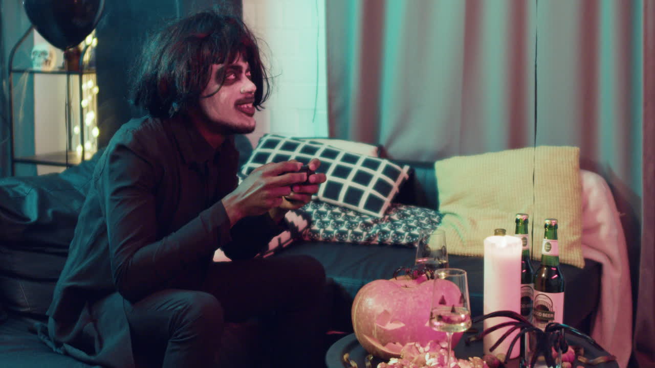 hombre divirtiéndose en una fiesta de halloween