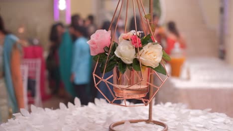 arreglos florales en ollas colgantes como decoraciones en una recepción de boda india - de cerca