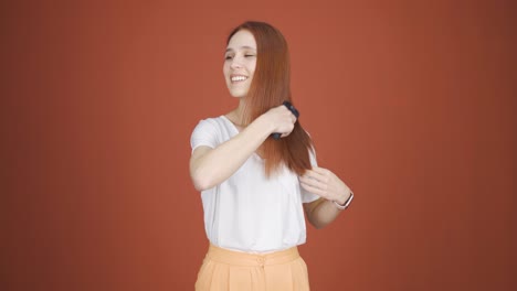 una mujer peinándose el cabello.