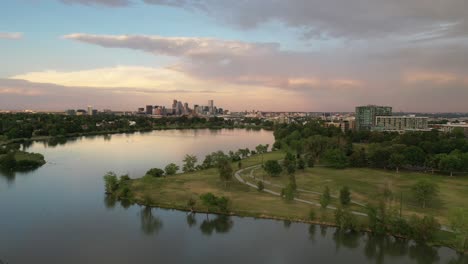 Vuelo-De-Drones-Sobre-El-Lago-Sloan-En-Denver-Durante-La-Puesta-De-Sol