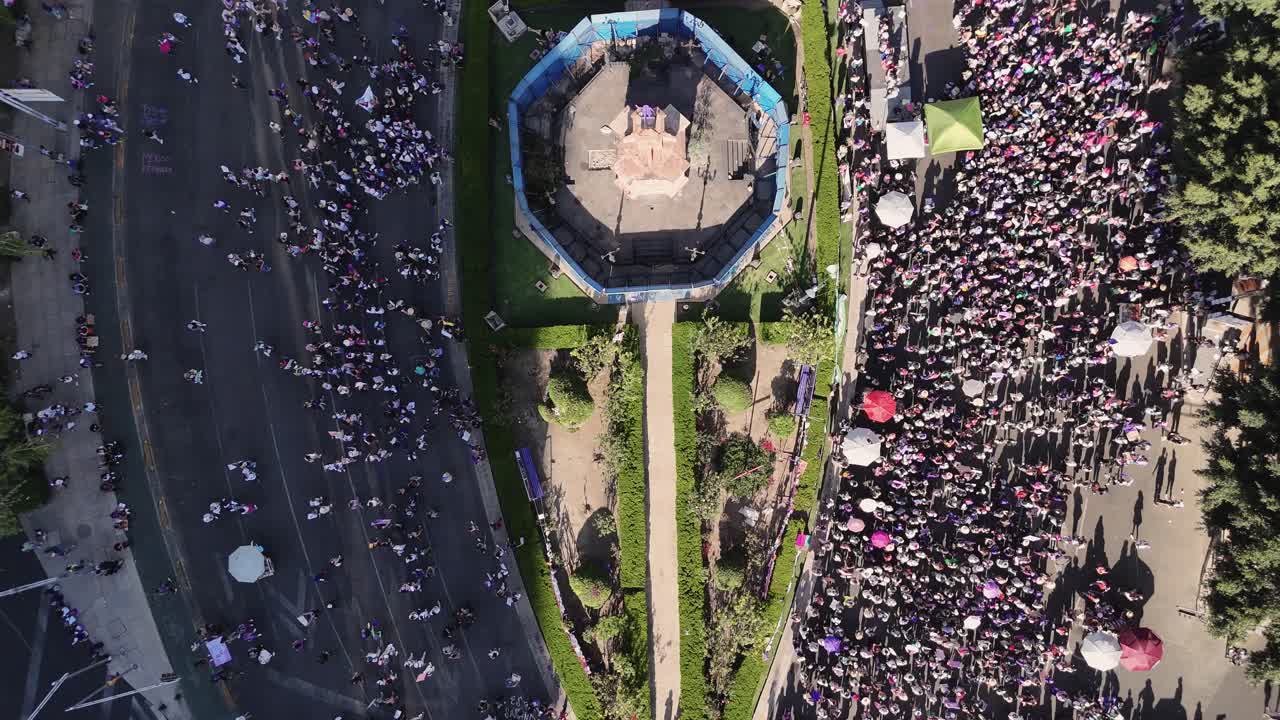 visión aérea de la marcha del día de la mujer en el paseo de la reforma en cdmx