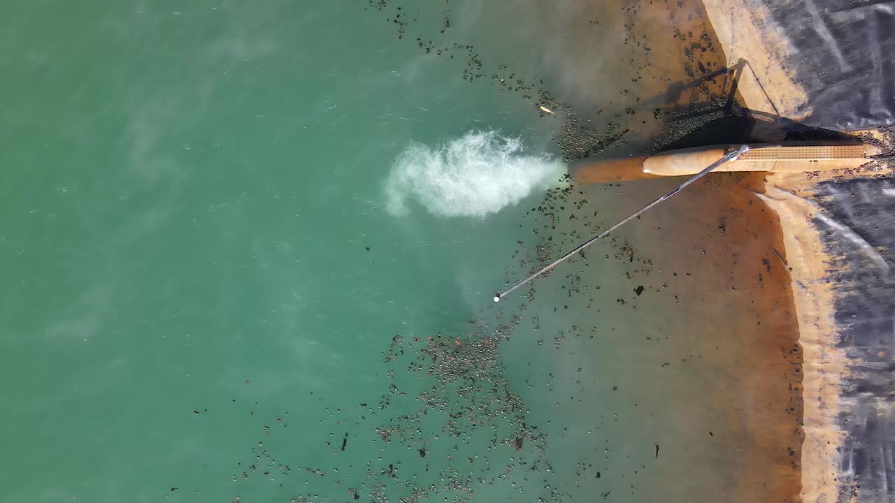 온수 파이프가 물 저장소 4k_1로 흐릅니다.