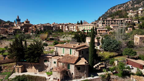 Vista-Aérea-Giratoria-Del-Exclusivo-Pueblo-De-Montaña-De-Deia-Mallorca