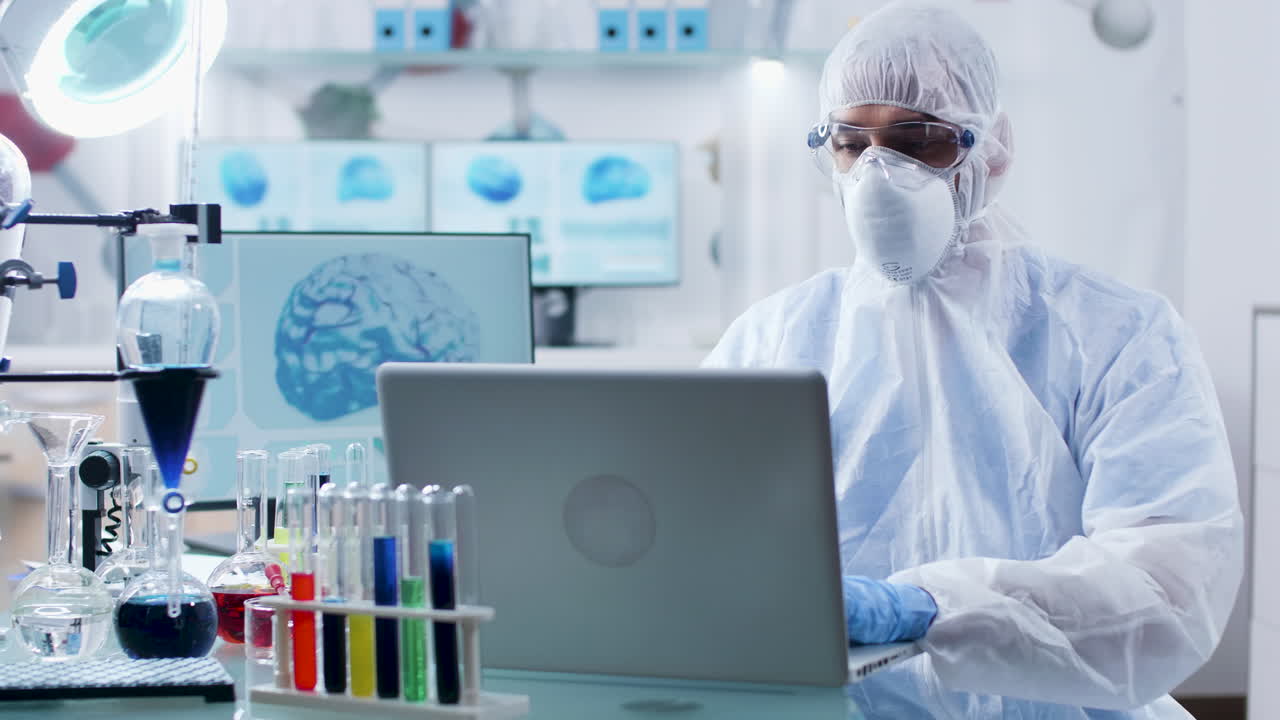 Ученый, работающий в лаборатории.