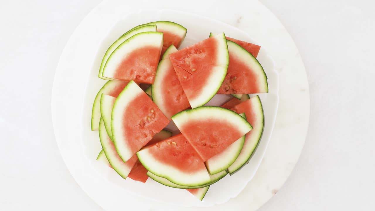 위에서 직접  바탕에 가까운 접시에 수박 삼각형