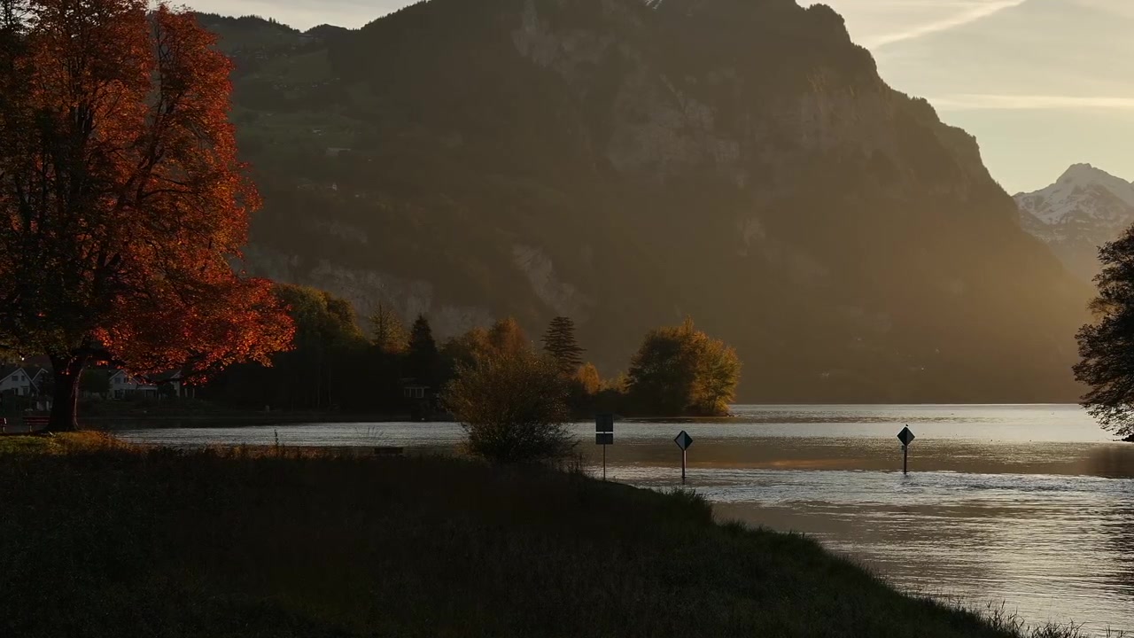 Lago Walensee durante un magnifico tramonto, incorniciato dalle splendide Alpi svizzere sullo sfondo