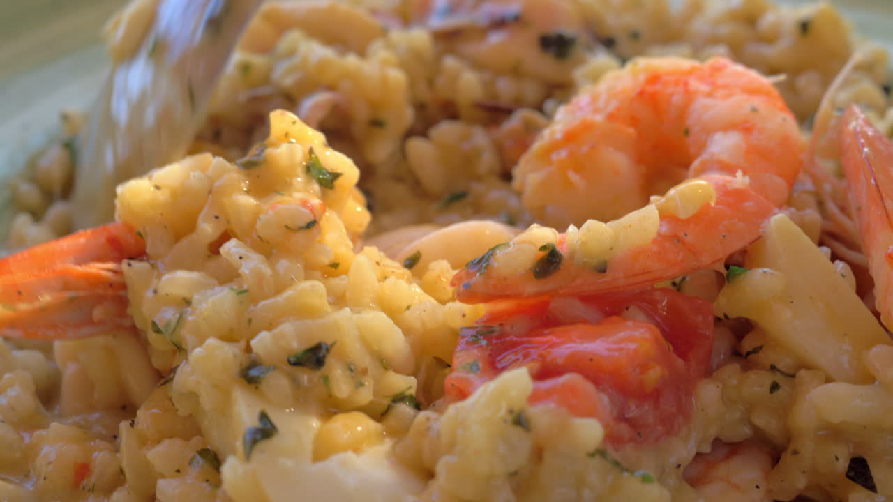 해산물 리조토와 함께 식사를 하는 것