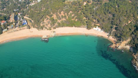 Espectaculares-Imágenes-Tomadas-Con-Drones-Capturan-La-Esencia-Del-Encanto-Costero-De-Lloret-De-Mar-Y-La-Belleza-Prístina-De-Cala-Canyelles,-Con-El-Telón-De-Fondo-De-La-Costa-Brava