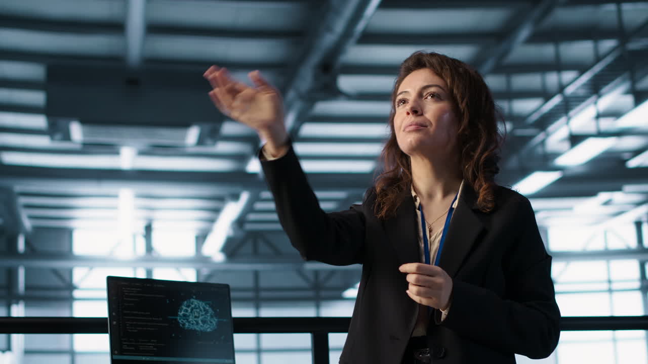 administrador interactuando con la visualización de realidad aumentada en el centro de servidores