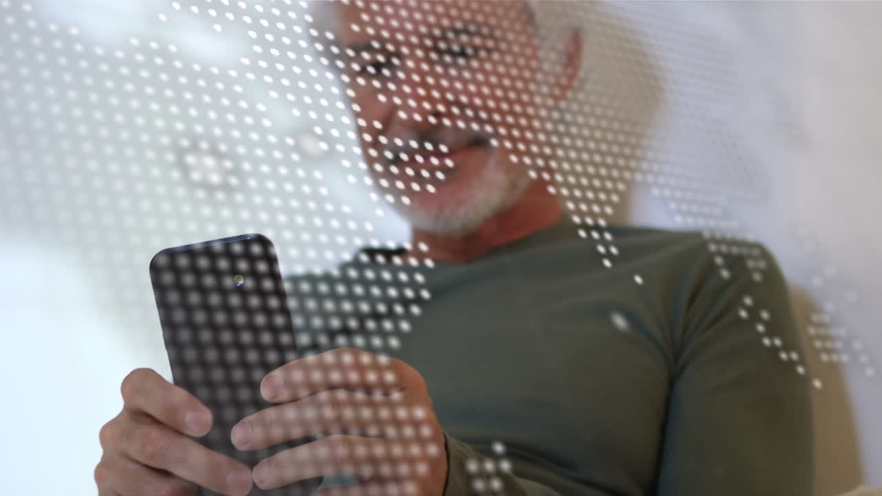 animación de la interfaz digital sobre hombres caucásicos que usan teléfonos inteligentes