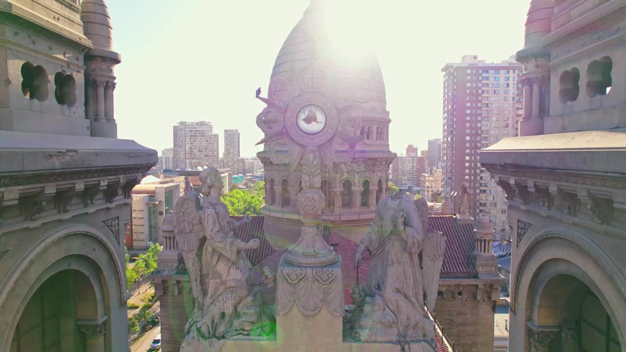 새크라멘티노스 교회 산티아고 데 칠레 랜드마크,  ⁇ 빛 스카이라인 위에 드론이 상승