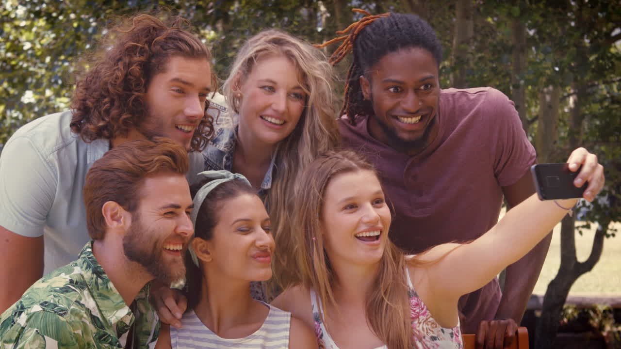 en formato de alta calidad amigos felices tomando una selfie