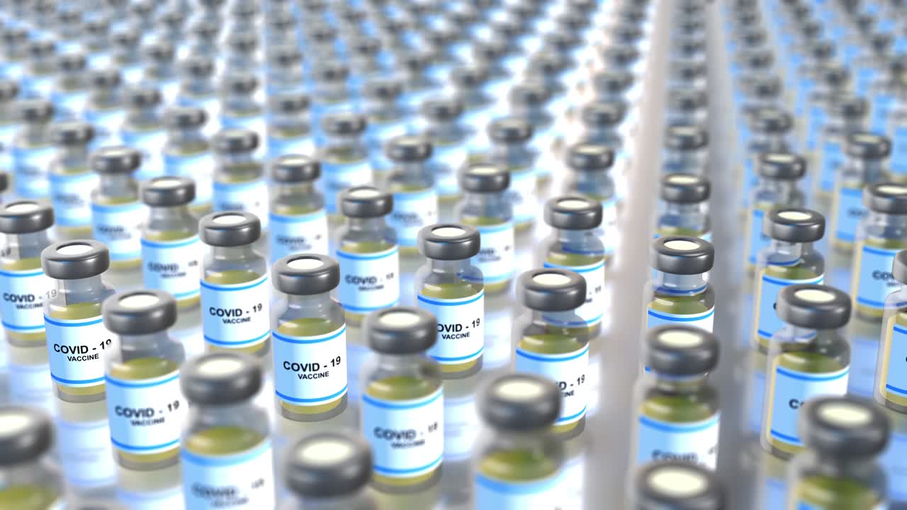 코로나19 백신 생산과 코로나바이러스 백신을 담은 병이 제약 생산 라인에서 포장 작업으로 이동합니다.