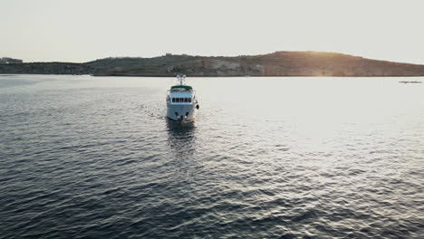 Imágenes-Aéreas-De-Drones-De-Un-Yate-En-El-Mar-Durante-El-Verano,-Puesta-De-Sol