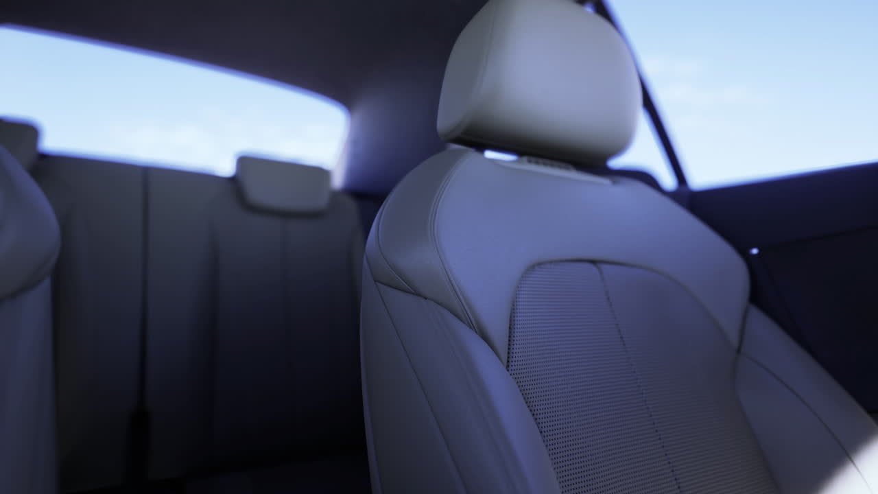 Vista interna di un'auto moderna durante il giorno che mostra il design dei sedili