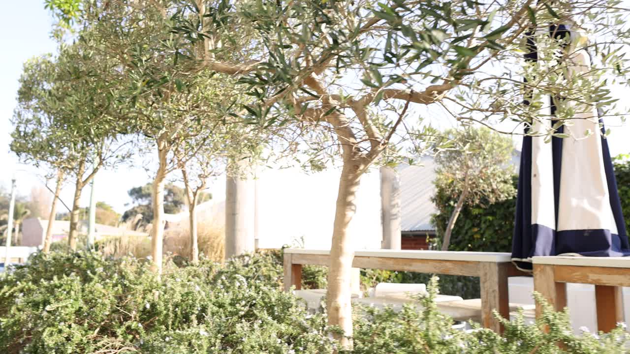 한 사람이 느린 속도로 레스토랑을 떠납니다.