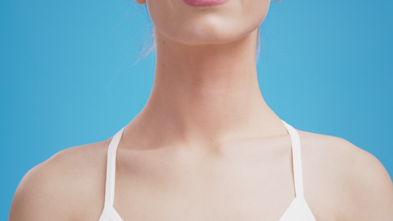 mujer con dolor de garganta